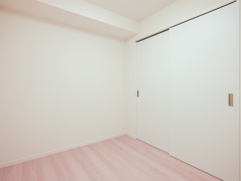 リビングからつながる洋室2です。凹凸が少ないお部屋のため家具が配置しやすく、自由なレイアウトをお楽しみいただけますね。