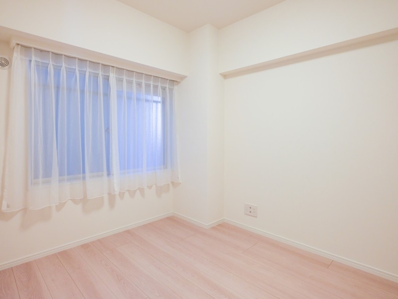 約4.2帖のサービスルーム(納戸)です。クローゼットが備わっています。