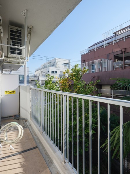 南向きで採光のとれたバルコニーです。陽当たり・通風良好なこころやすらぐ空間です。