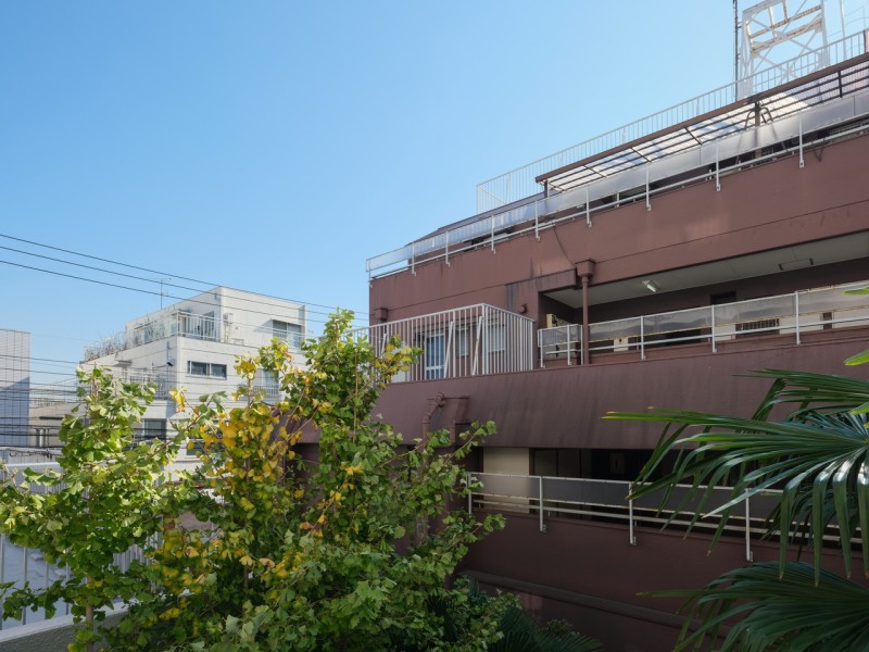 目線をあげると伸びやかな空を眺める眺望です。都会の喧騒を忘れさせ、ほっとひといきつけるリフレッシュにぴったりな空間です。