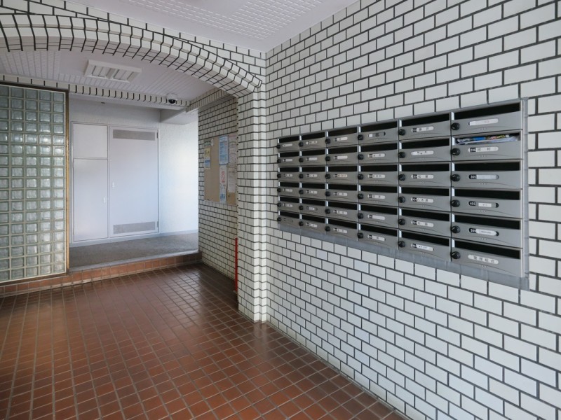 綺麗に保たれた共用部スペースです。整ったメールボックスからは、大切に住み継がれてきた様子が伺えます。