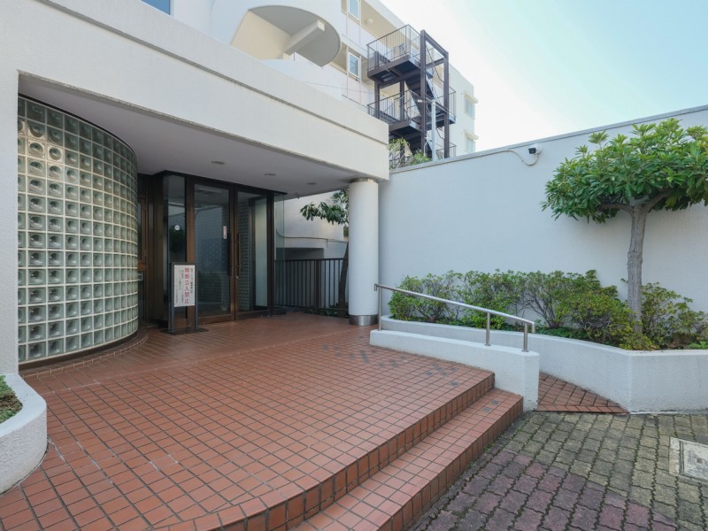 居住者様を快適な居住空間へと誘うエントランスです。右手にはスロープが設けられているため、ベビーカーやスーツケース等を利用する際も安心ですね。