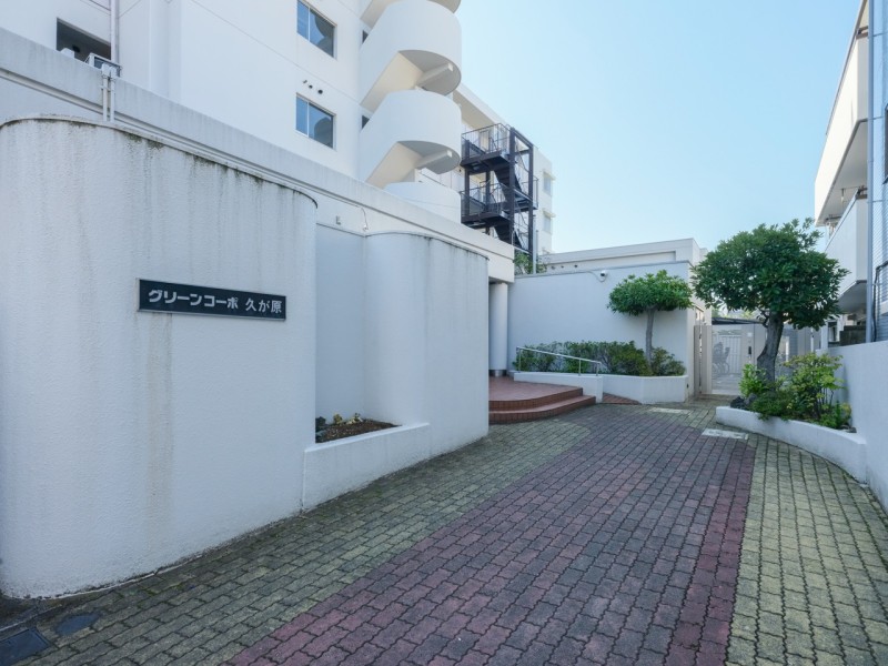 公道からエントランスまでは奥行きがありプライバシー性を考慮した設計です。至近にはコンビニ、郵便局やスーパーが揃い、生活至便施設が充実しています。