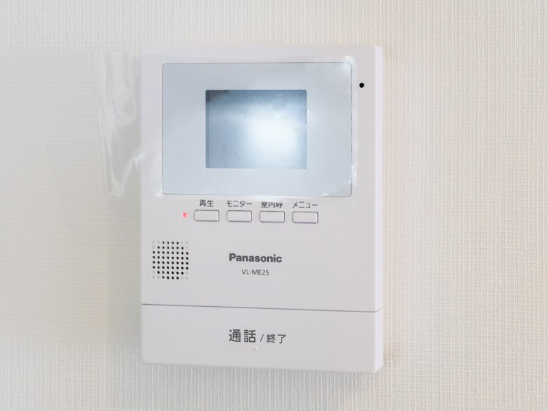 ◆TVモニター付インターホン◆訪ねてきた相手をモニター越しに確認でき、防犯対策に役立ちます。インターホン越しに話をすることが可能です。