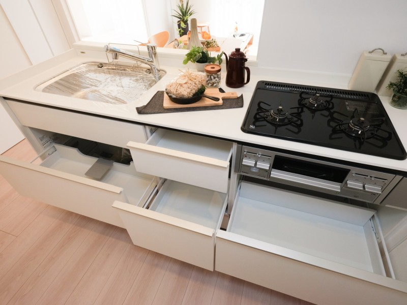 ◆食器洗浄乾燥機◆家事の時間を短縮できる優れもの。さらに節水・節約を同時に行うことができるので、大変人気があり重宝します。