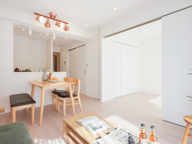 お部屋は自然の優しい温もりを添えた居心地の良い内装に仕上がりました。床材には柔らかな色合い・風合いを表現するノースチェスナットを採用し、上質で温もり溢れる住まいを演出します。