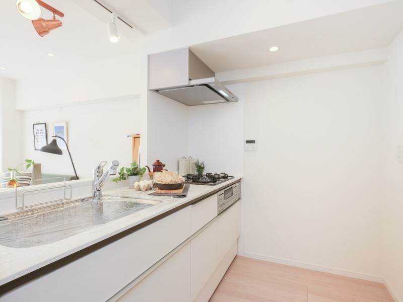 リビングにいるご家族とおしゃべりしながら家事ができる人気のオープンキッチンです。住まいと暮らしにフィットするデザイン性と機能性を兼ね備えています。