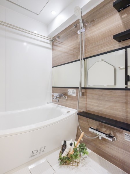 一日の疲れをしっかりと癒すゆったりサイズのバスルームです。空間を広く感じさせるワイドミラーを配し、くつろぎのリラクセーションタイムを心ゆくまでお楽しみいただけます。