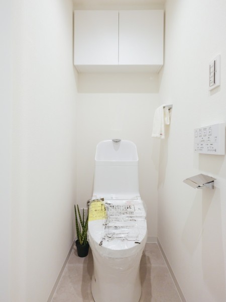 レストルームは清潔感のあるホワイトを基調に、上品さが宿る空間に仕上がりました。上部吊戸棚には掃除用品やペーパーストックが収納できるのでスペースをすっきりとお使いいただけます。