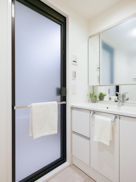 空間に美しく溶け込むスタイリッシュなデザインの洗面化粧台は、収納豊富な三面鏡タイプ。カウンターとボウルが一体となっているので汚れが付きにくく、お手入れのしやすさが人気です。