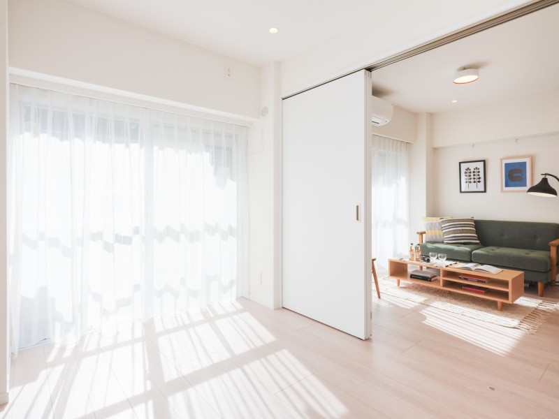 洋室1はバルコニーに接続する開放空間です。穏やかな自然光が入り、のびのびとお過ごしいただけるお部屋です。