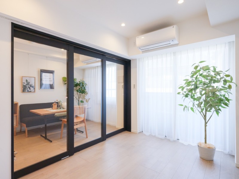 リビングと洋室1を仕切る扉は、ライフスタイルをシームレスにするガラス扉を用いました。リビングからの光も取り込めて、よりすっきりとした印象の仕上がりです。