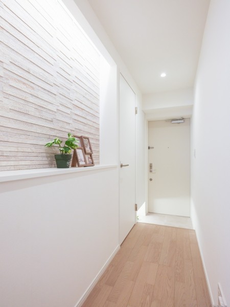 住まいの顔となる玄関スペースは明るく気品溢れる空間です。カウンター部分には調湿・脱臭機能がうれしいエコカラットを採用。ご家族の写真や季節のインテリアを飾っていただくのもいいですね。