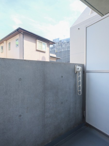 洋室1に面したバルコニーです。物干し金物付きで洗濯物もしっかりと乾かせそうです。