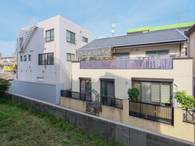 バルコニーからの眺望です。向かいの建物とは距離があり、陽当たり通風良好なリフレッシュ空間です。