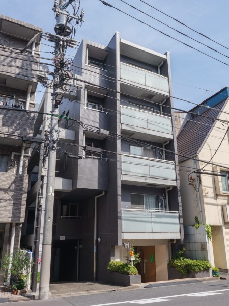 京王線『初台』駅まで徒歩9分、2路線3駅が使い分けできる利便性の高い立地です。周辺にはオーケーストアやコンビニなどが充実し、代々木公園も徒歩圏内♪ハチ公バスも利用可能です。