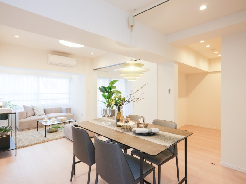 大きな窓から明るい自然光が降り注ぎ、開放感溢れるLDKです。住まう方の趣味や感性で飾っていただけるように、シンプルな内装で仕上げました。