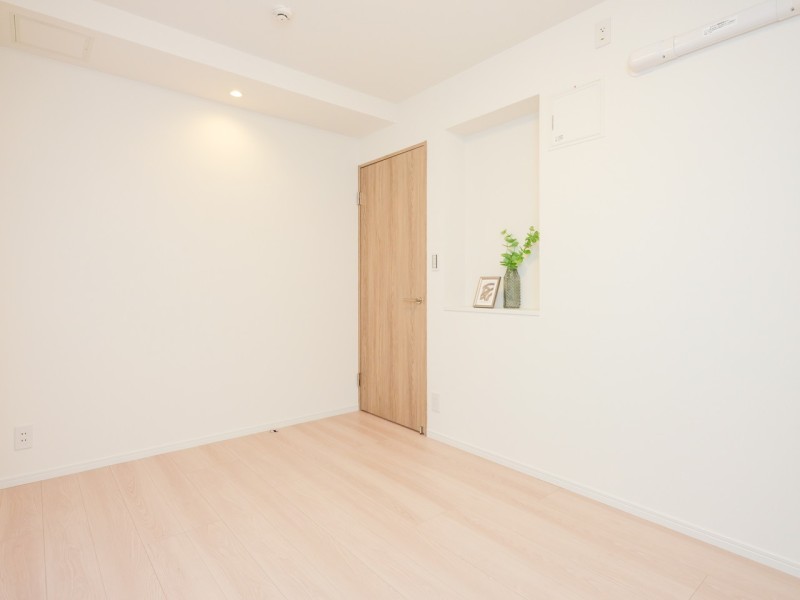 洋室2にはインテリアの配置にもぴったりなカウンターを備え付けました。四季折々を感じるアートなどを飾っていただくのもいいですね。