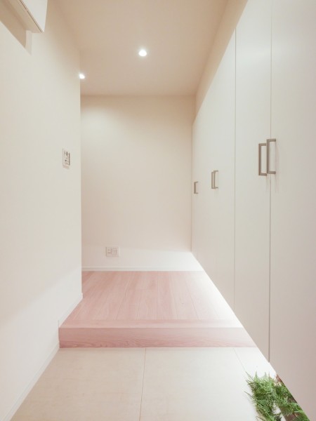 明るく上品さが宿る玄関です。豊富な収納を備え付け、フットライトの光が足元を優しく照らす気品溢れる空間です。