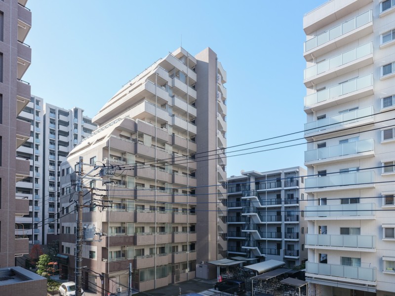 バルコニーからの眺望です。対面の建物とは距離があり通風良好。ほっとひといきつけるリフレッシュ空間が広がります。