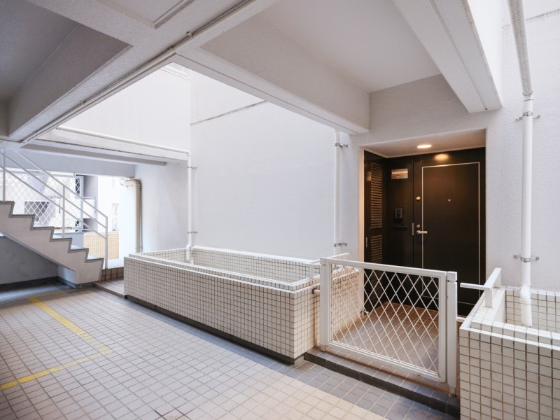 玄関扉の先にはプライバシー性を確保する玄関ポーチがございます。共用部はきれいに手入れが行き届いており、管理体制の良さが伺えます。