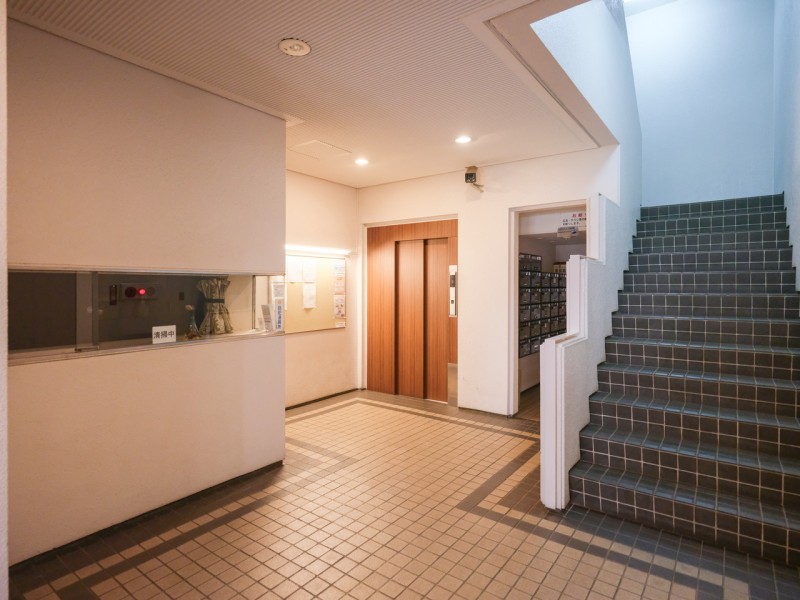 長期修繕計画有りの管理体制良好な住まいです。19時から翌5時までの夜間オートロックを備え、安心のセキュリティ体制となっています。