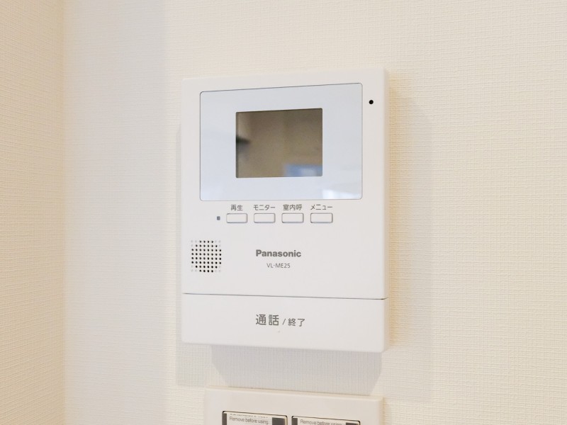 ◆TVモニター付インターホン◆訪ねてきた相手をモニター越しに確認でき、防犯対策に役立ちます。インターホン越しに話をすることが可能です。