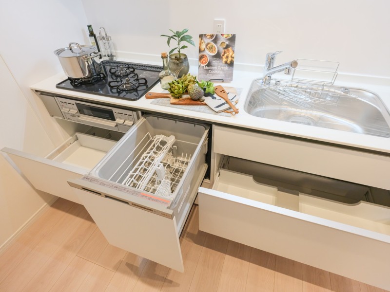 ◆食器洗浄乾燥機◆家事の時間を短縮できる優れもの。さらに節水・節約を同時に行うことができるので、大変人気があり重宝します。