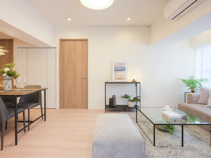 心地よい時間が流れ、明日への活力を養うことができる居心地の良いお部屋です。床材には柔らかな色合いを表現するノースチェスナットを採用し、上質で温もり溢れる住まいを演出します。