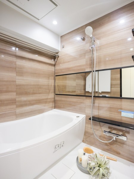 毎日のバスタイムを贅沢に、豊かにしてくれるバスルームです。光沢のある木目調のパネルが高級感を醸し出し、より一層くつろぎの空間へ誘います。