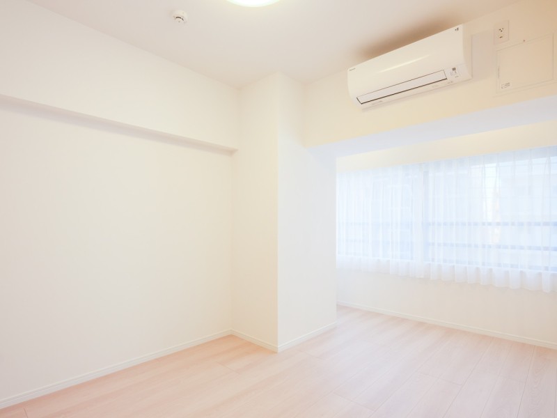 大きな窓からたっぷりと光を取り込む洋室1です。ウォークインクローゼット付き。過ぎ行く時間を伸びやかに感じ、心やすらぐプライベートルームです。