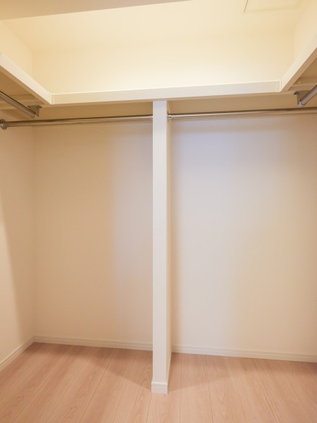 便利なハンガーパイプを三方向に構えたウォークインクローゼットです。溢れがちな衣類をすっきりさせるのはもちろん、オフシーズン家電やキャリーバッグなどもしっかりと収納いただけます。