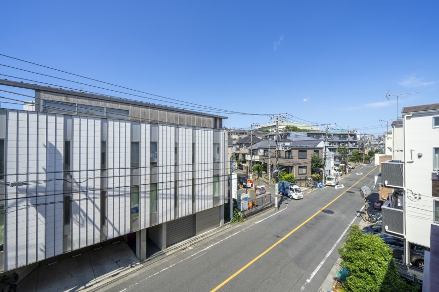 バルコニーからの眺望です。大きい建物に面してない為、陽当たり良好。心安らぐ、のびのびとした時間が流れる空間です。