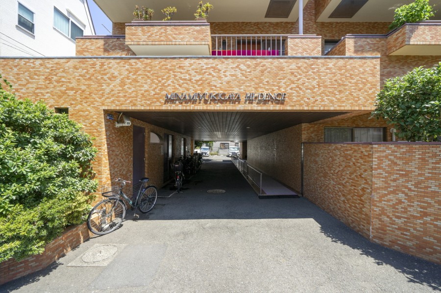 アプローチが長くとられ、外部からの視線が気になりにくい設計です。色鮮やかな植栽が施されたエントランスが都会の喧騒を忘れさせ、心地よい居住空間へと誘います。