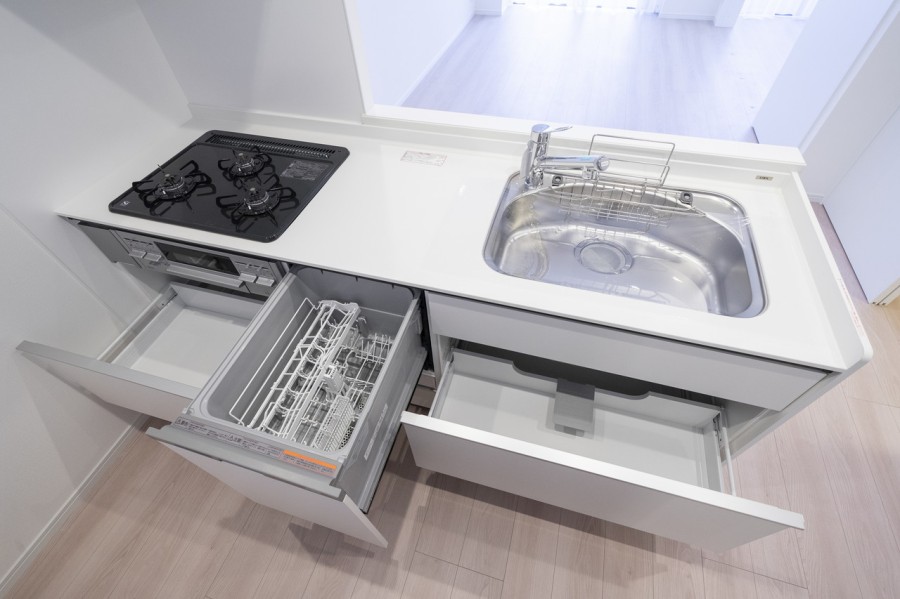 ◆食器洗浄乾燥機◆家事の時間を短縮できる優れもの。さらに節水・節約を同時に行うことができるので、大変人気があり重宝します。