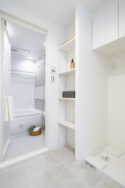 ◆ランドリー収納◆置場に困る洗濯用洗剤などを収納できる収納棚を造作しました。扉付きなので生活感を隠せるのも嬉しいポイント。新たにラックを設ける必要がなく、スタイリッシュな空間を維持できます。