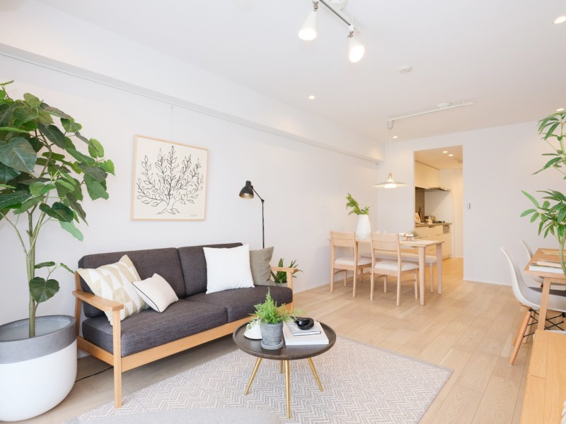 住まう方の暮らしやすさと心地よさを追求したリビングです。目に肌に心にやさしく温かい上質な住空間が暮らしに余裕をもたらしてくれます。