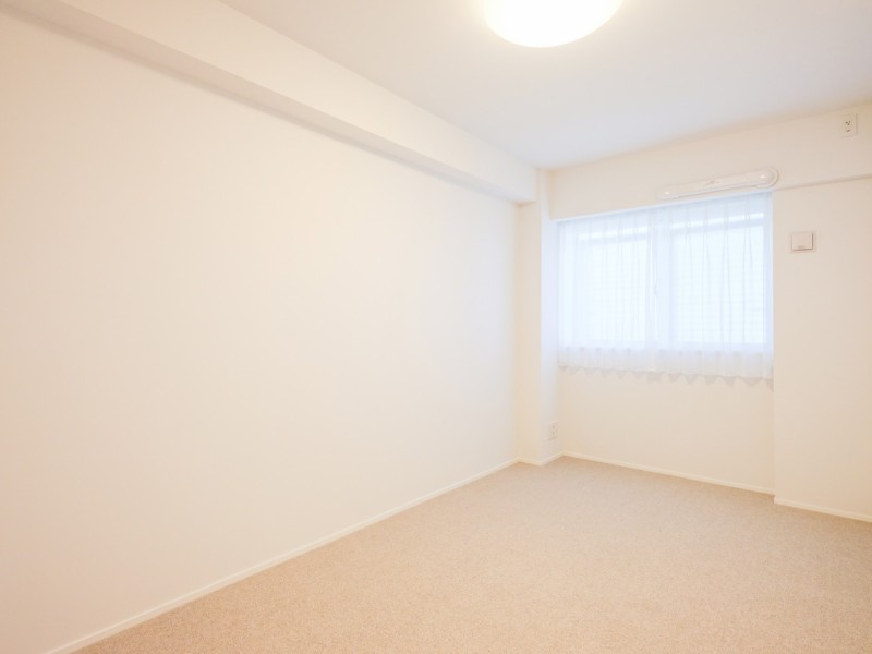 約6.8帖の温かな光が入りこむ洋室2です。クローゼットを備え付け、住まう方の趣味や感性で飾っていただけるように、シンプルで柔軟性のある内装に仕上げました。