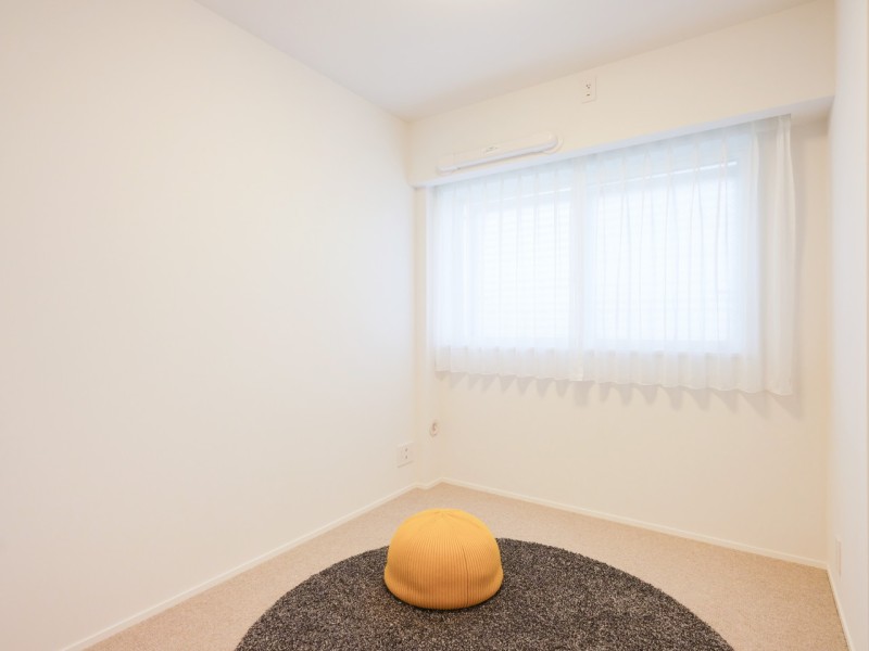 洋室3にも自然光が注がれます。テレワークや読書など落ち着いた時間を過ごすのにもぴったりなお部屋です。