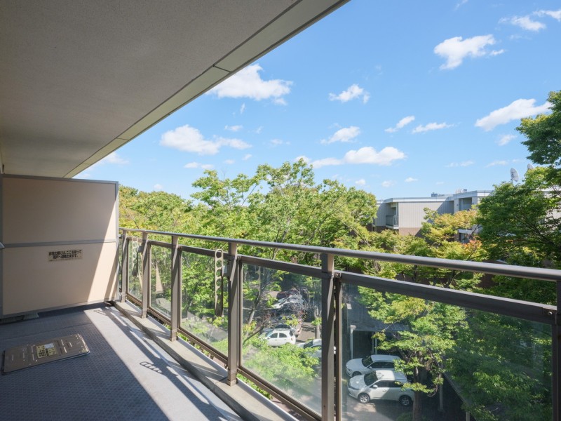 バルコニーはめいっぱいの自然光を採り込む開放的な空間です。暮らしに大切な光と風を感じ、明日への活力を養えるリフレッシュスペースです。