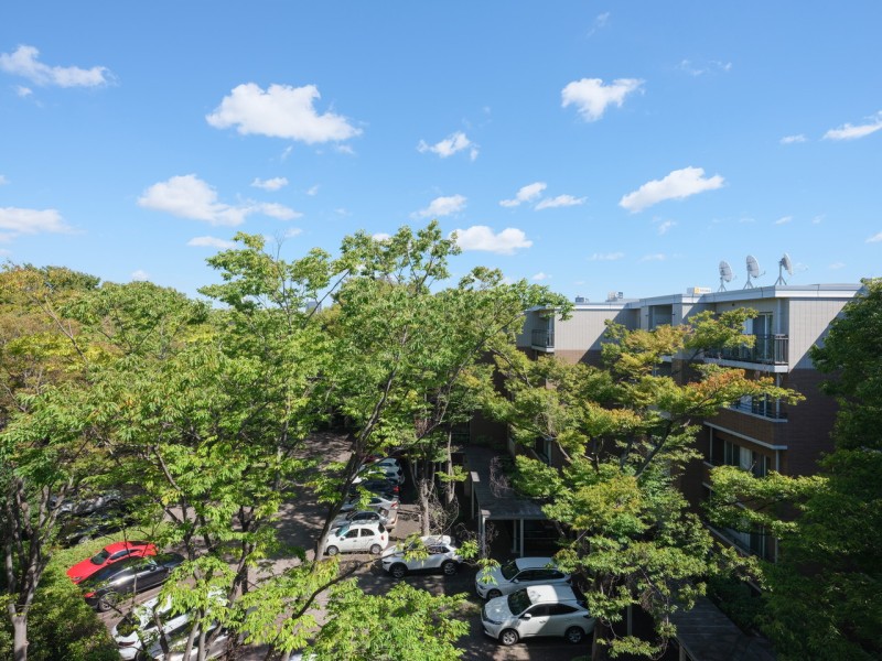 四季折々の多彩な植栽を望む眺望です。都会の喧騒を忘れさせ、大きく深呼吸したくなるような穏やかな空間です。