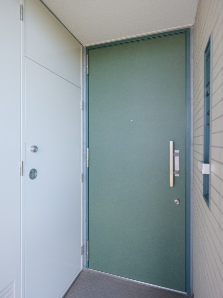 玄関外には収納スペースがあり、普段はあまり使わない荷物を収納すれば家の中がスッキリ片付くので居室を広く使えます。