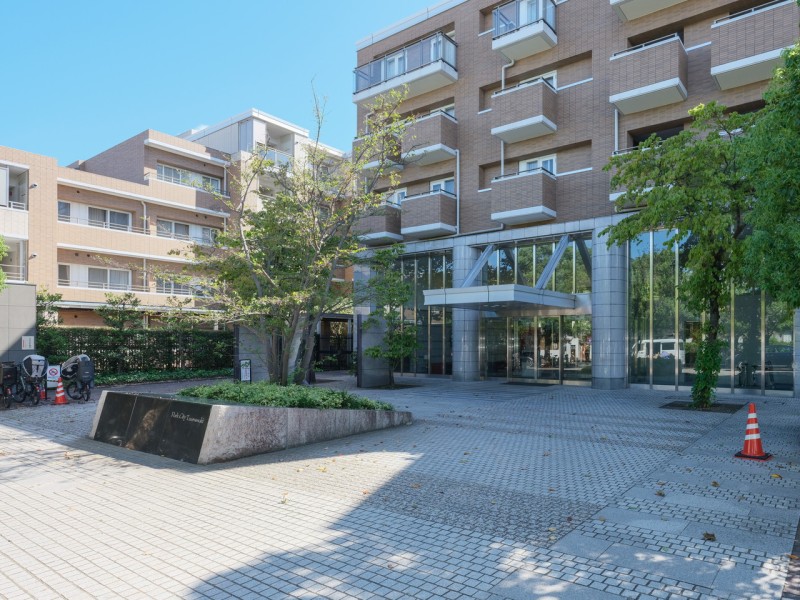 安心の24時間有人管理・ダブルオートロックありの管理体制良好な住まいです。ゲストルームやライブラリーなどの共用設備が充実しています。