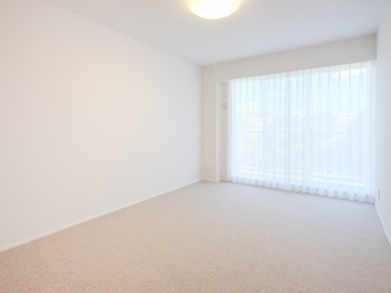 バルコニーに面した開放的な洋室1です。心地よい光を感じ、過ぎゆく時間をゆったりと感じることができるのびやかなお部屋です。