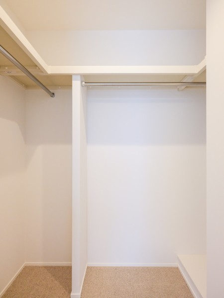 洋室1に備わった約1.5帖のウォークインクローゼットです。衣類だけでなくキャリーバッグやオフシーズン家電もしっかり収納できそうですね。