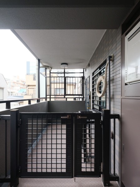 奥行きのある玄関ポーチが備わっており、プライバシー性が確保された住まいです。