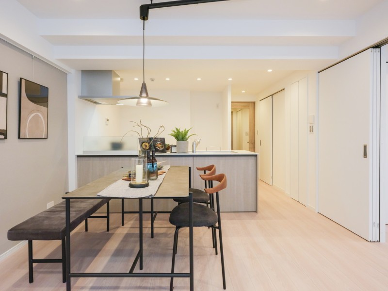 角部屋ならではの二面採光で、めいっぱいの光を採り込む安らぎのリビングダイニングキッチンです。LDには床暖房を敷設したので、寒い冬でも足元からじんわり温もりを感じます。