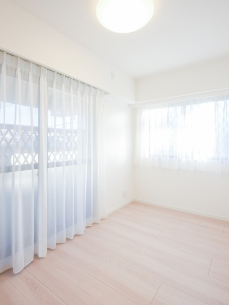 二面採光の窓から自然光が降り注ぐ、穏やかな空気に包まれた洋室2です。