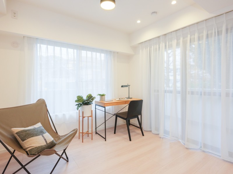 洋室3はバルコニーに接続する開放空間です。二面採光で明るく、ワークスペースとしても快適に活用いただけます。