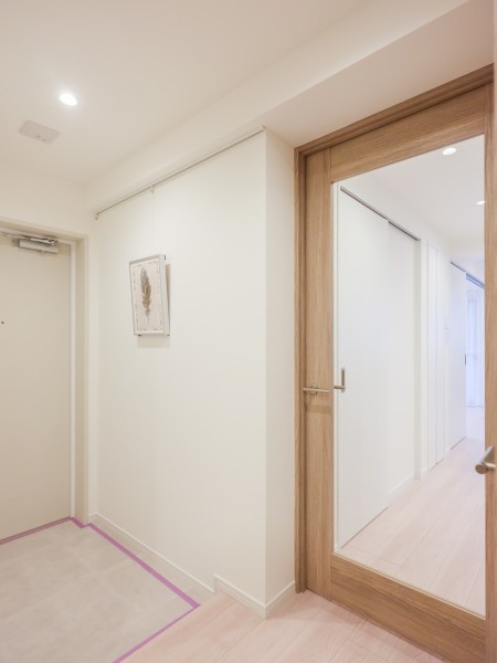 リビングからの光を取り込む気品溢れる玄関です。備え付きのピクチャーレールでお気に入りのインテリアを飾っていただくことも可能。自由な空間づくりがお楽しみいただけます。